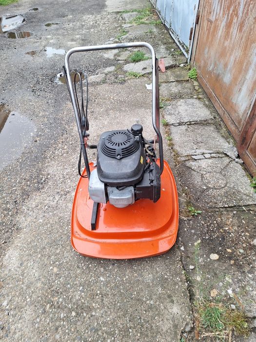 Vând mașină de tuns iarbă