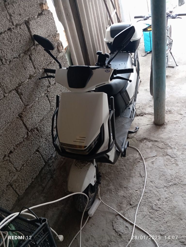 Elektroskuter sotiladi holati yaxshi , 1 zaryadda 50-60 km yuradi