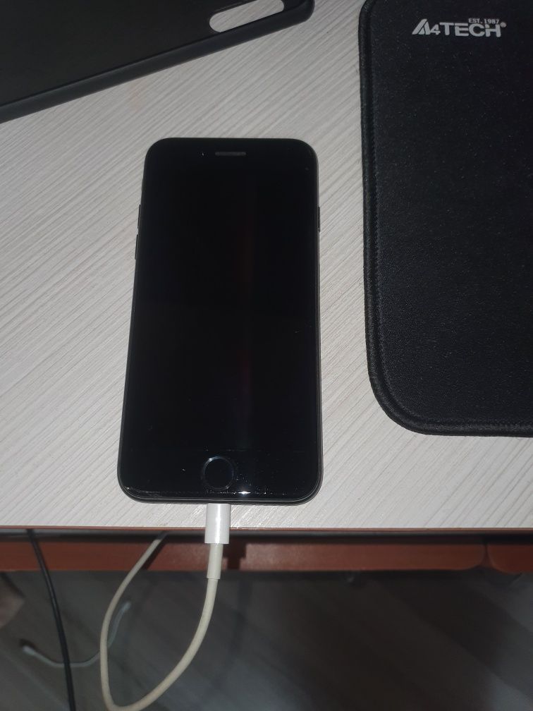 IPhone 7 negru cu o mica spărtură în partea stânga