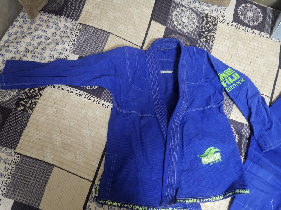 Продам кимоно для джиу-джитсу . 15000тг.