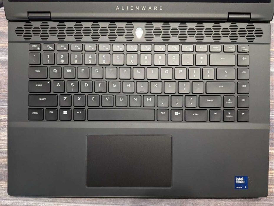 Alienware m16 R2, ultra 9, 4070, 32gb, 1tb