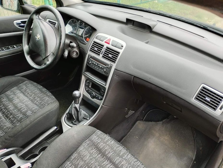 Продавам Пежо 307