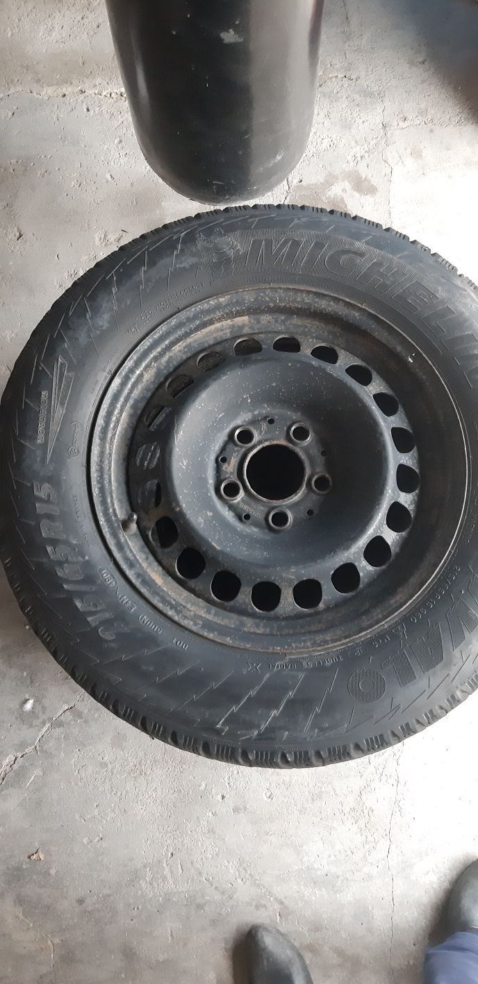 Продам зимние шины размер 215/65/15. Продам только комплект.