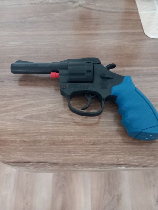 Pistolul cu capse
