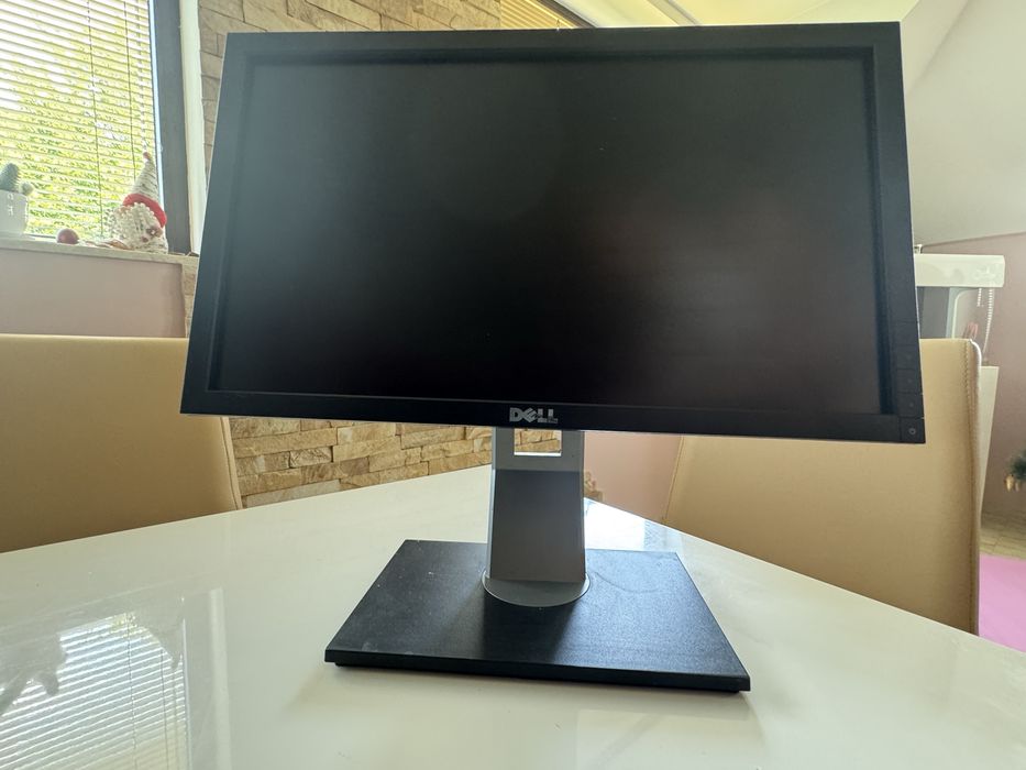 Компютър и монитор в отлично състояние без кабели