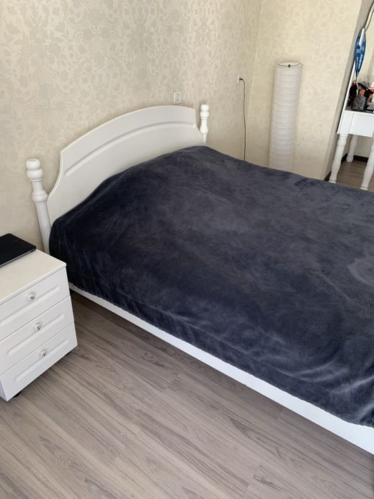 Кровать 150/180 с матрасом, корпус белого цвета