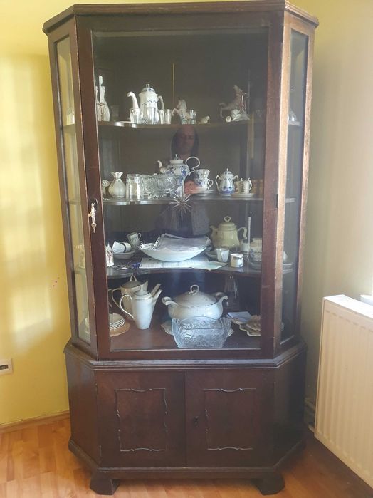 Vitrina coltar de lemn masiv.Reducere pret pana pe 21.05.2025.