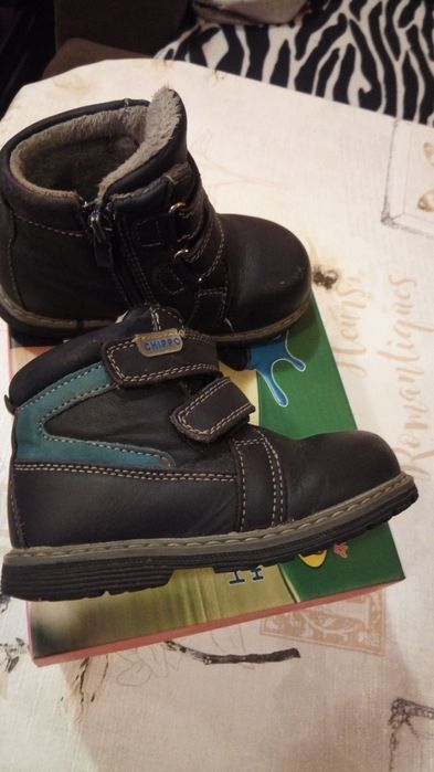 Продавам детски зимни боти за момче