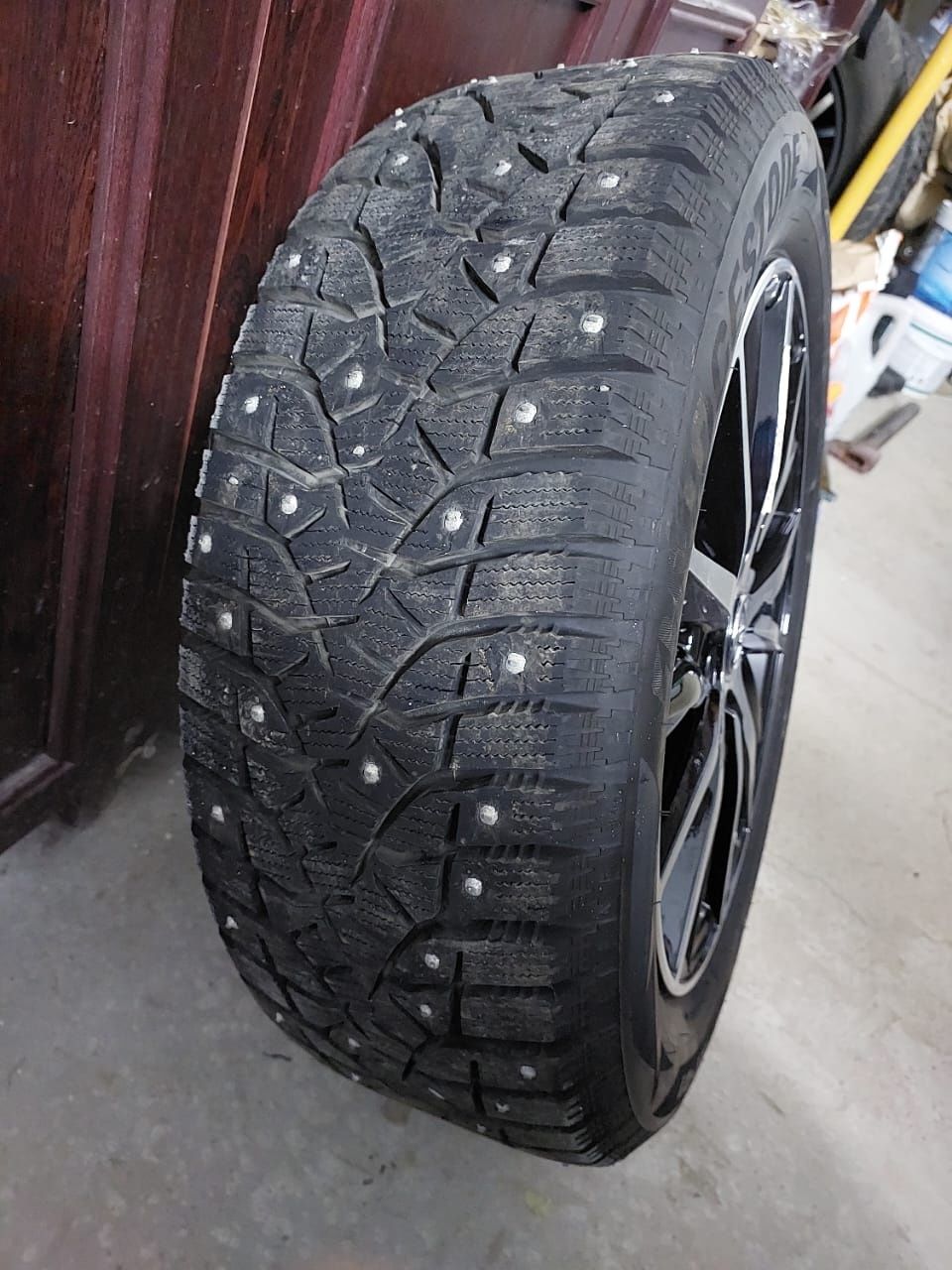 Новые зимние шины с дисками Bridgestone