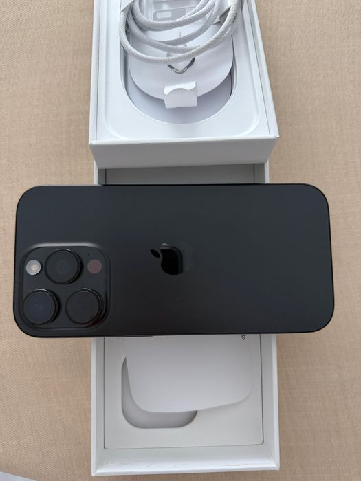 Vand Iphone 16 pro 256 GB impecabil în garanție.