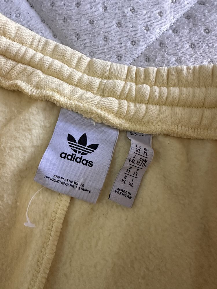 Adidas Originals Trefoil Essentials Shorts IB3141