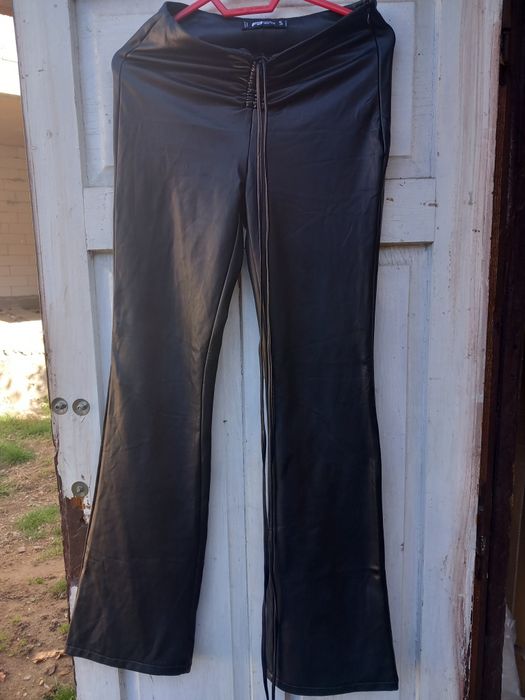 Vând pantaloni negrii