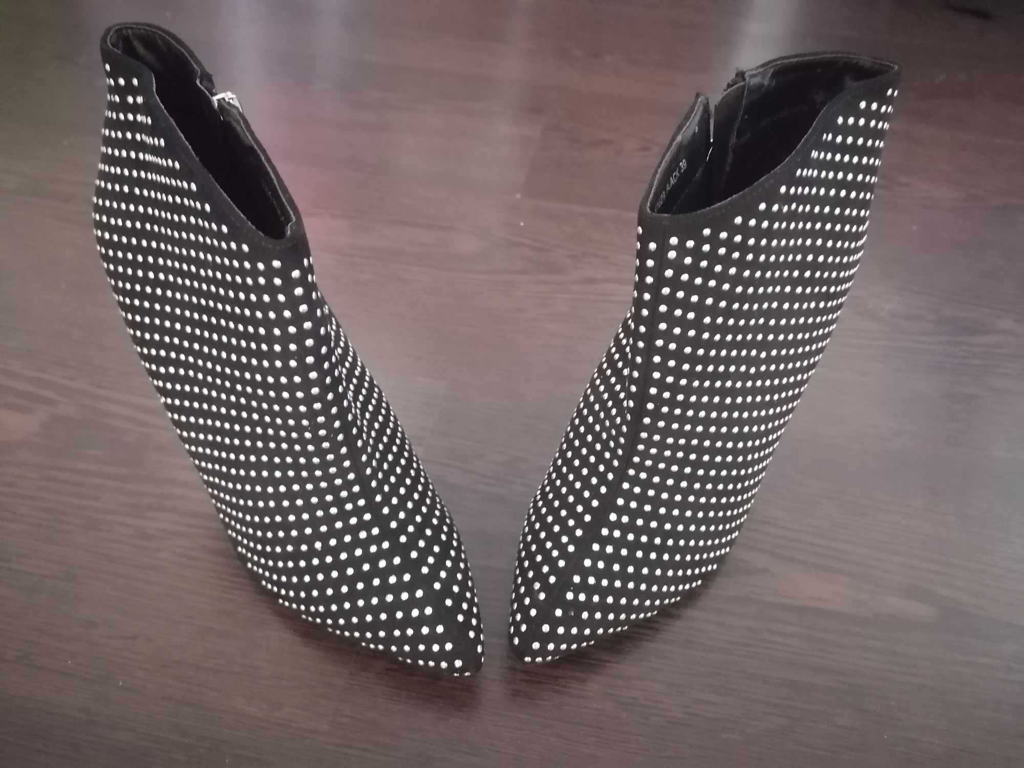 Botine cu insertii metalice