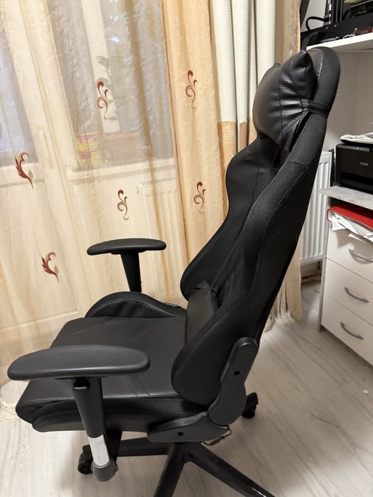Scaun gaming cu lumini ambientale