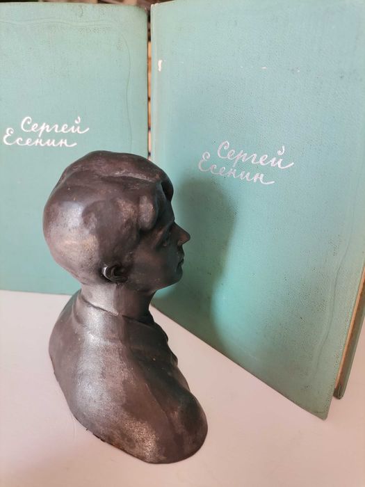 Метален бюст на Сергей Есенин