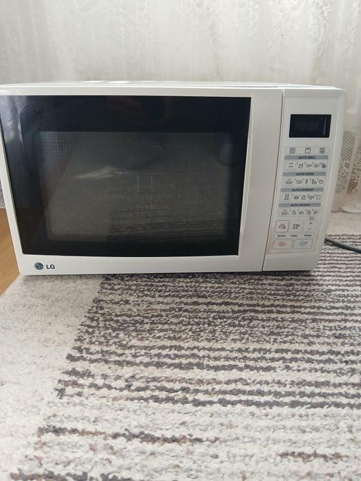 Vând cuptor cu microunde LG