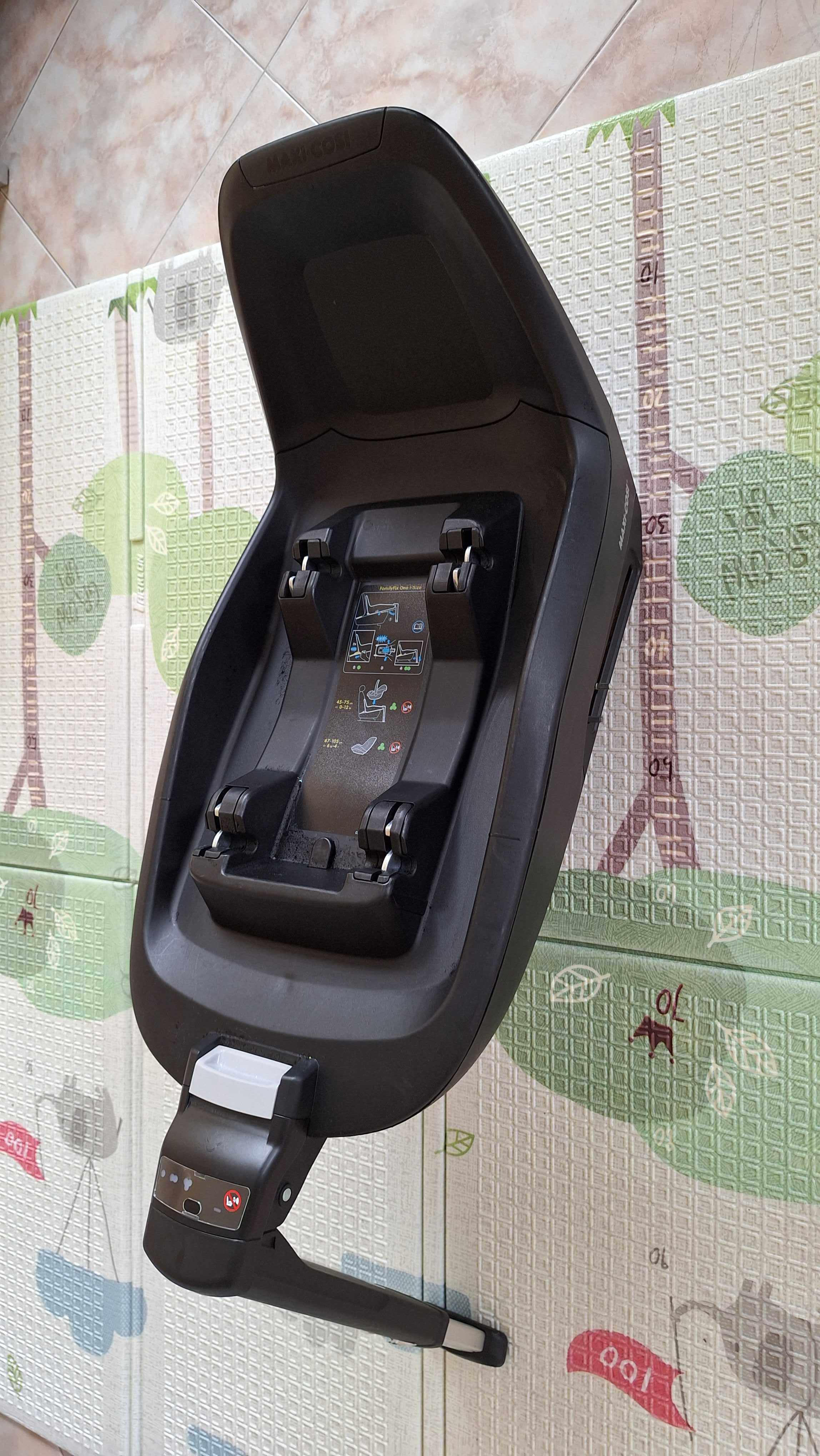 Maxi Cosi Pebble plus; Isofix Familyfix one столче за кола