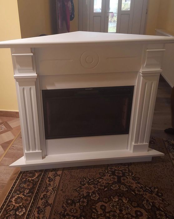 Șemineu electric pe colț