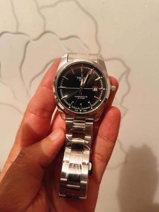 Продам кварцовые часы мужские