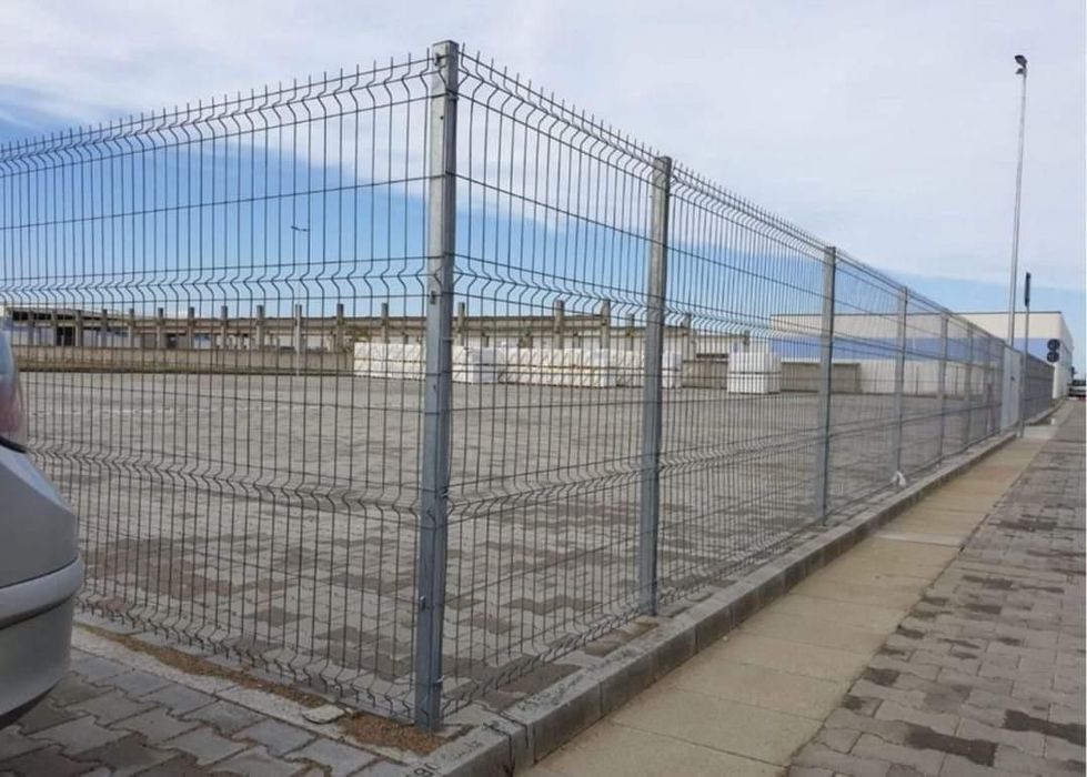 Realizăm garduri din plasă bordurata