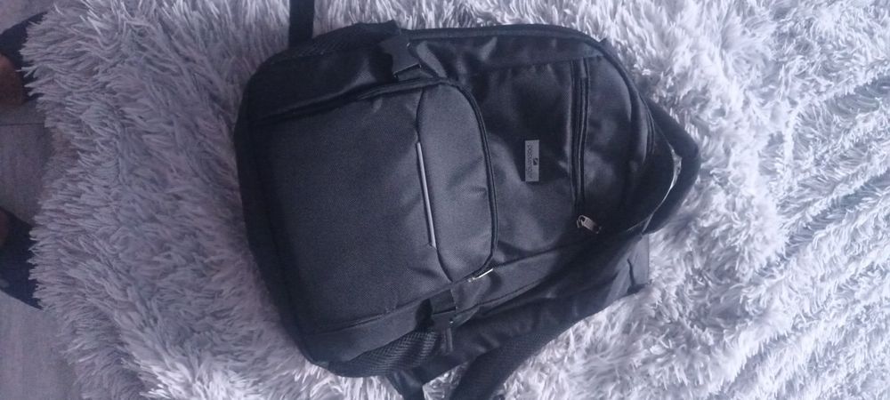 Ghiozdan negru de liceu.