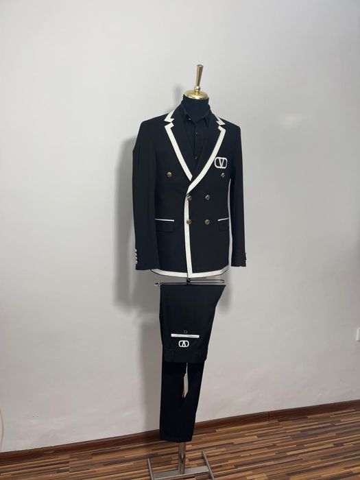 Costum Valentino regular cu 4 nasturi