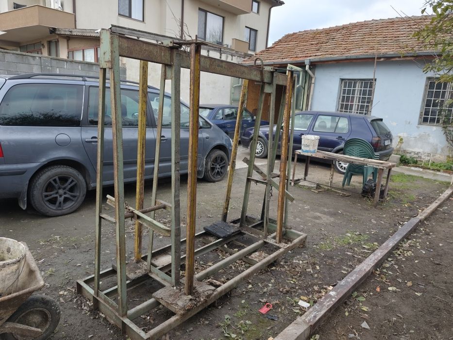 Стойка за прозорци и дограми метална