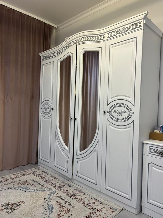 Продаю спальный гарнитур