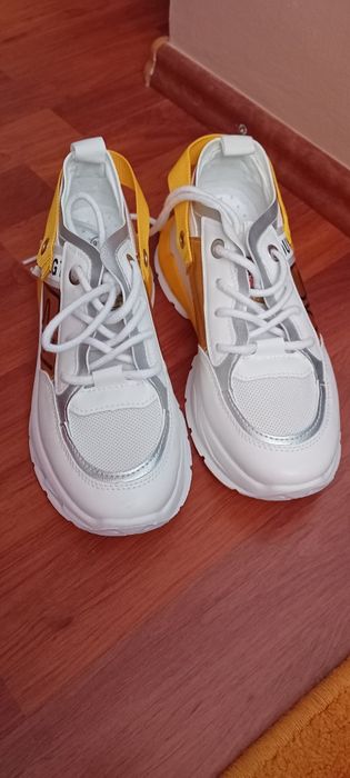 Adidași noi fără eticheta