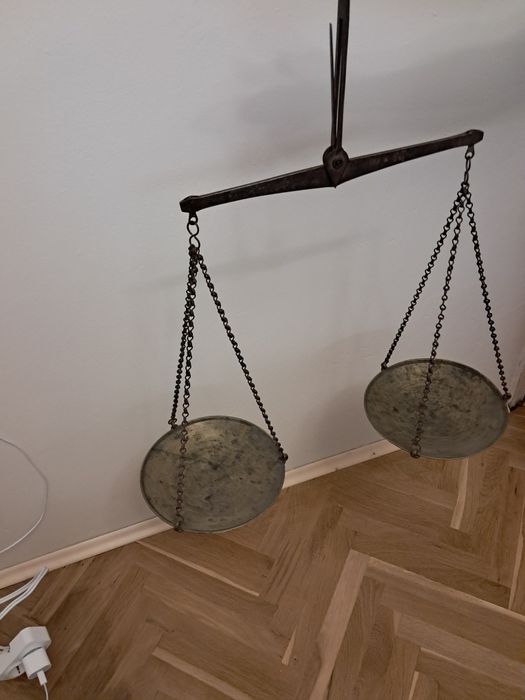 Стар кантар с две гнезда