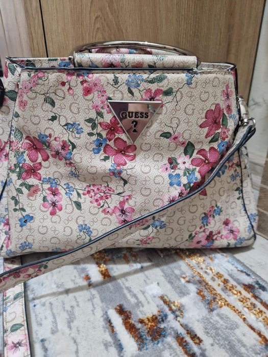 Страхотна чанта Guess