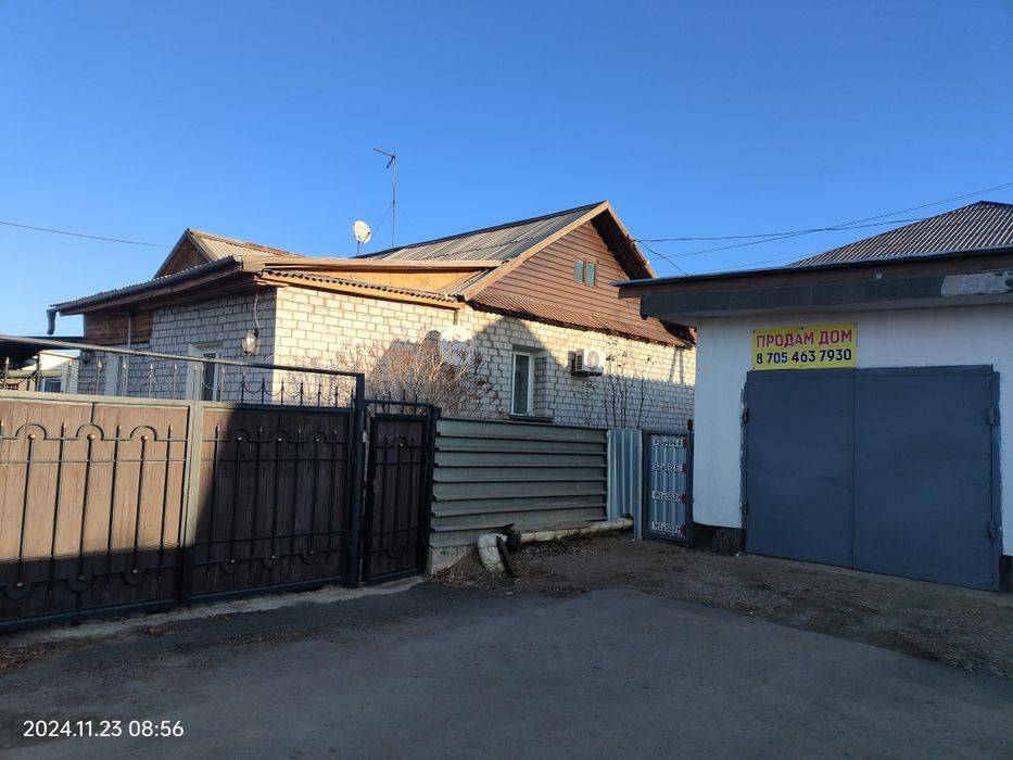 Продам дом с гаражом и баней.