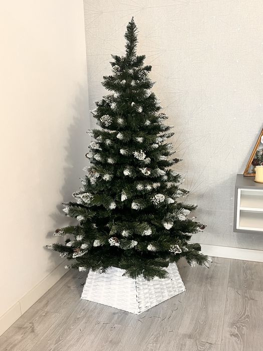 Brad artificial 180 cm - cu varfuri ninse si conuri