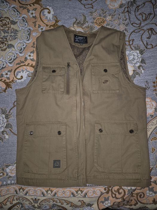 Продам жилет Jeep новый