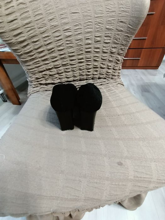 Продам туфли женские на устойчевых каблуках маленького размера 33-34