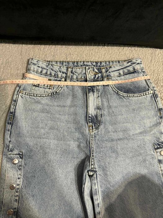 Blugi evazati cu capse noi