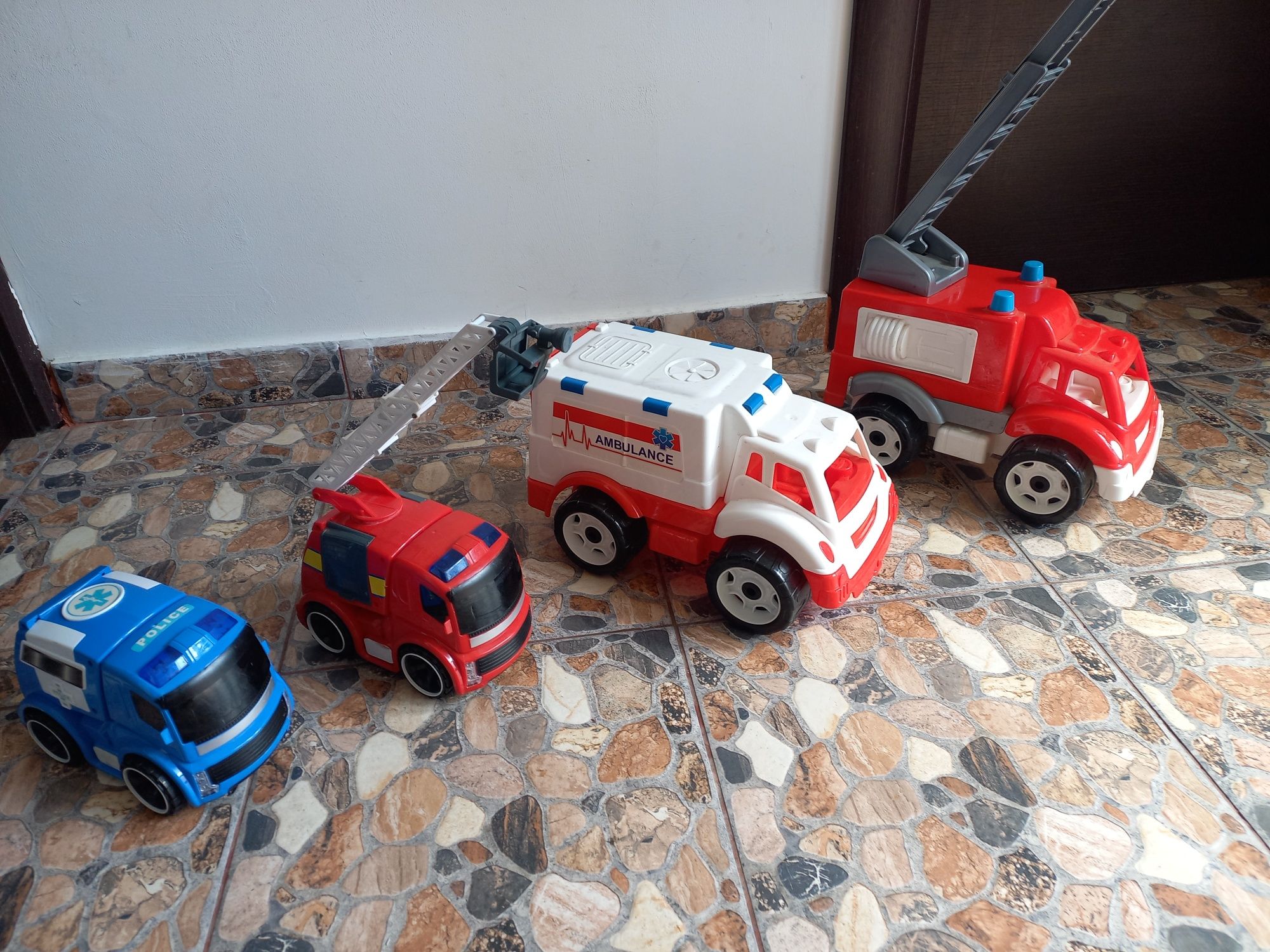 4 jucarii copii ambulante si pompieri