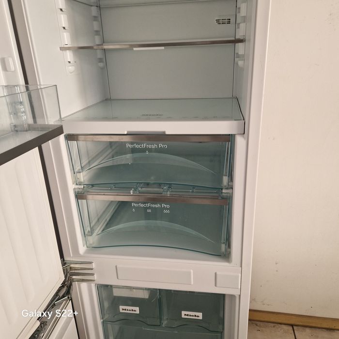 Хладилник за вграждане MIELE 177см.