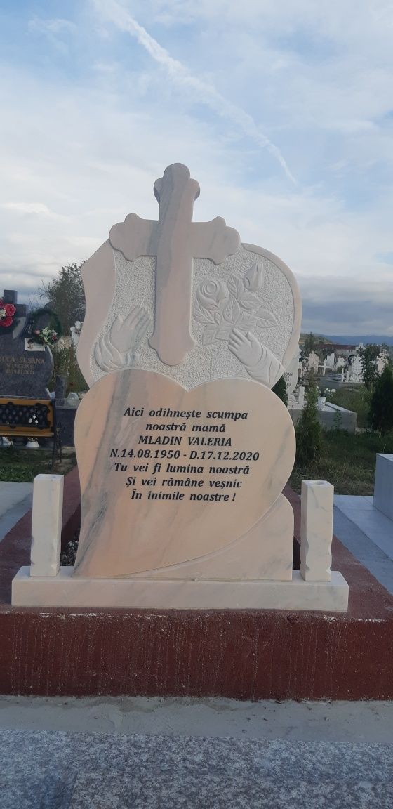 Vând monumente funerare / cruci marmură /prețuri reduse.