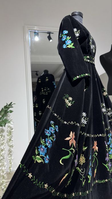 Unicat! Rochie artizanala brodata cu fir de matase pe catifea