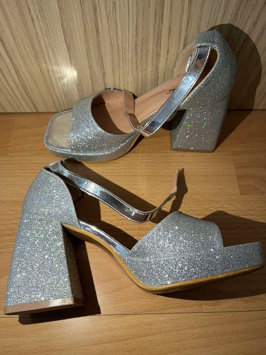 Дамски сандали на ток