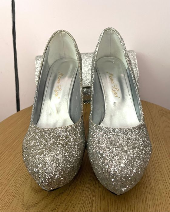 Комплект сребърни обувки с чанта