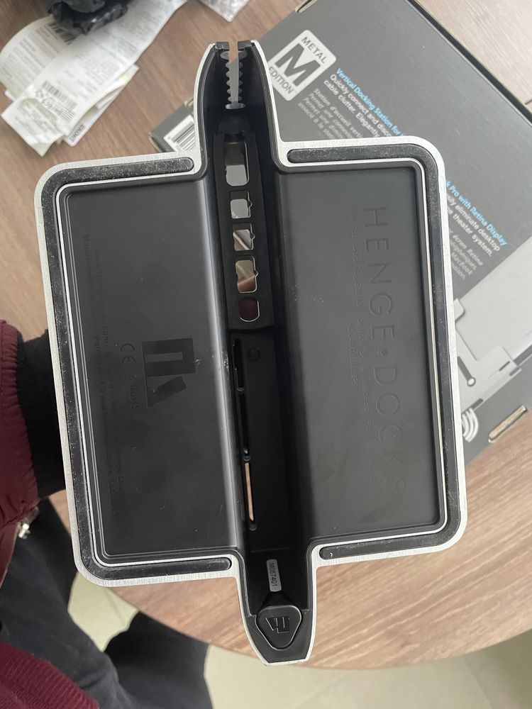 Henge dock 13" macbook pro / air - поставка - док станция.