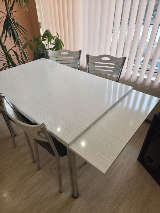 Маса за хранене със четири стола