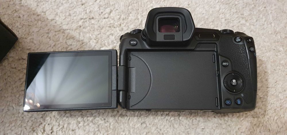 Canon Eos R  la cutie cu accesorii complete