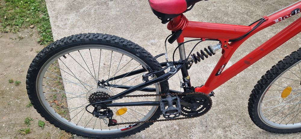 Vand bicicleta cu roti de 26