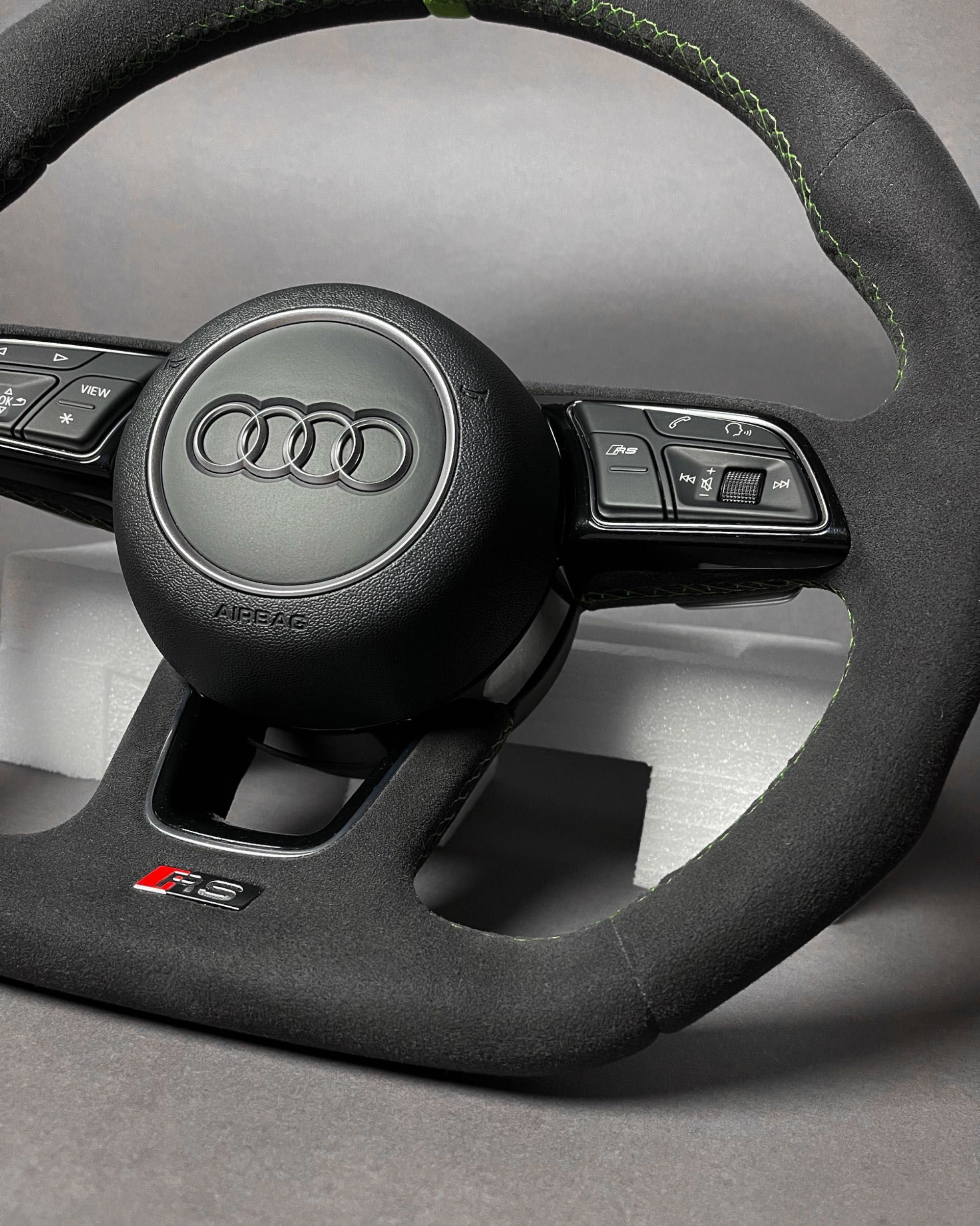 Оригинален Audi RS3 8Y Exclusive Волан | Алкантара | Перфектен