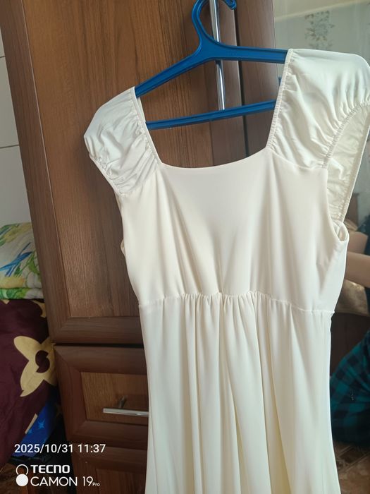 Платье молочного цвета