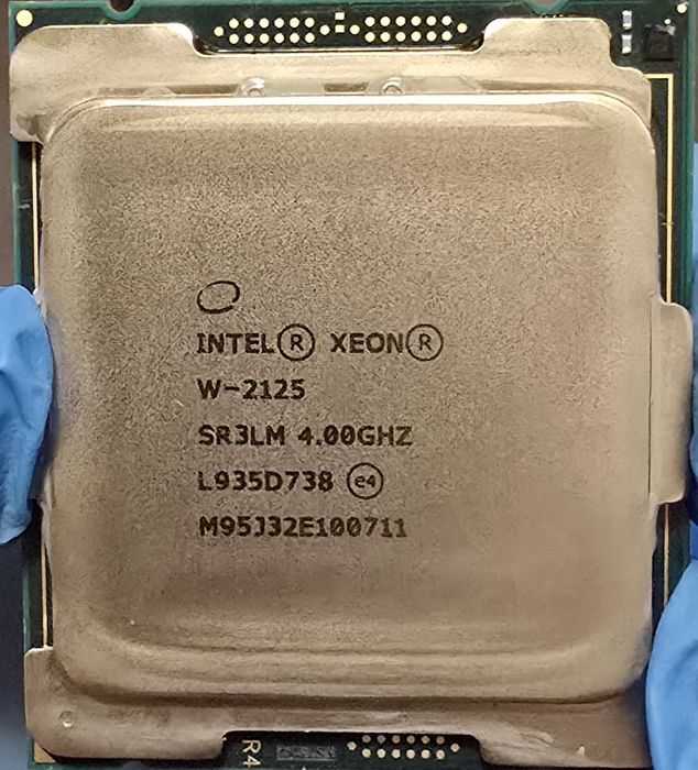 Процесор Xeon w-2125 - в отлично състояние