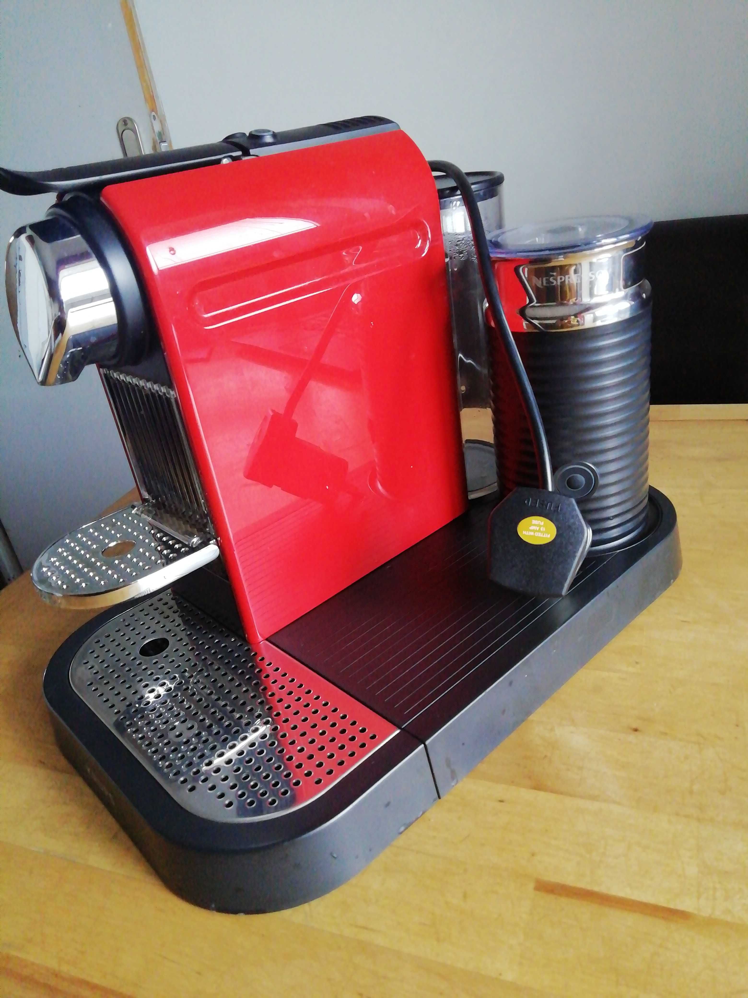 кафе машина Nespresso Крупс + уред за пяна